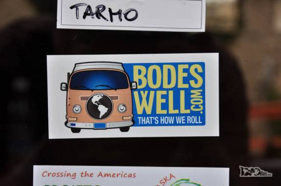 Encontrando um adesivo dos nossos amigos na entrada do parque Cueva de Las Manos, no sul da patagônia, na Argentina